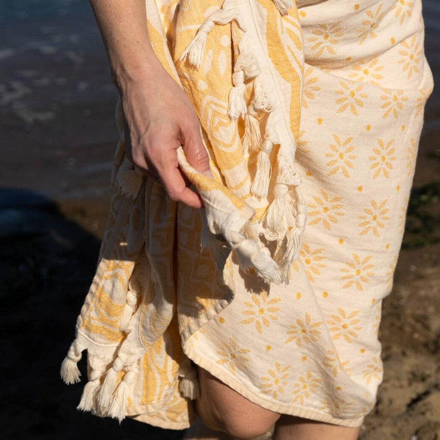 Valencia Peshtemal, Lightweight and Quick-Drying Turkish Peshtemal Beach Towels. Versatile and Eco-Friendly.